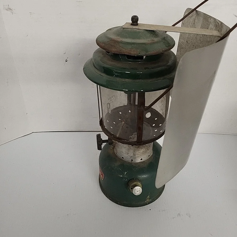 Coleman‎ Lantern 1971 Model 22OF W/ Shield
